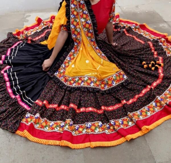 Black With Red Accent Chanyacholi